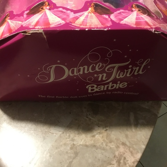 Dance n Twirl Barbie (First Barbie ever to dance by radio control!) - Picture 4 of 16